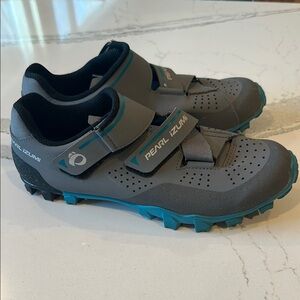 Pearl Izumi Gray and Blue Cycling Shoes